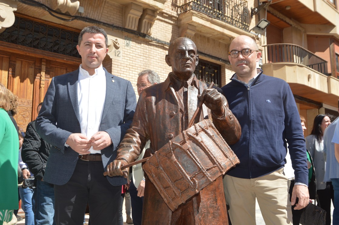 Un Buñuel de bronce tocará  el tambor con sus paisanos en la plaza España de Calanda