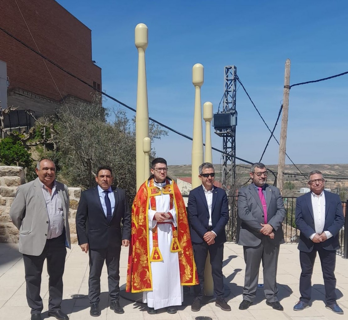 Samper estrena escultura en homenaje  a un sentimiento intergeneracional