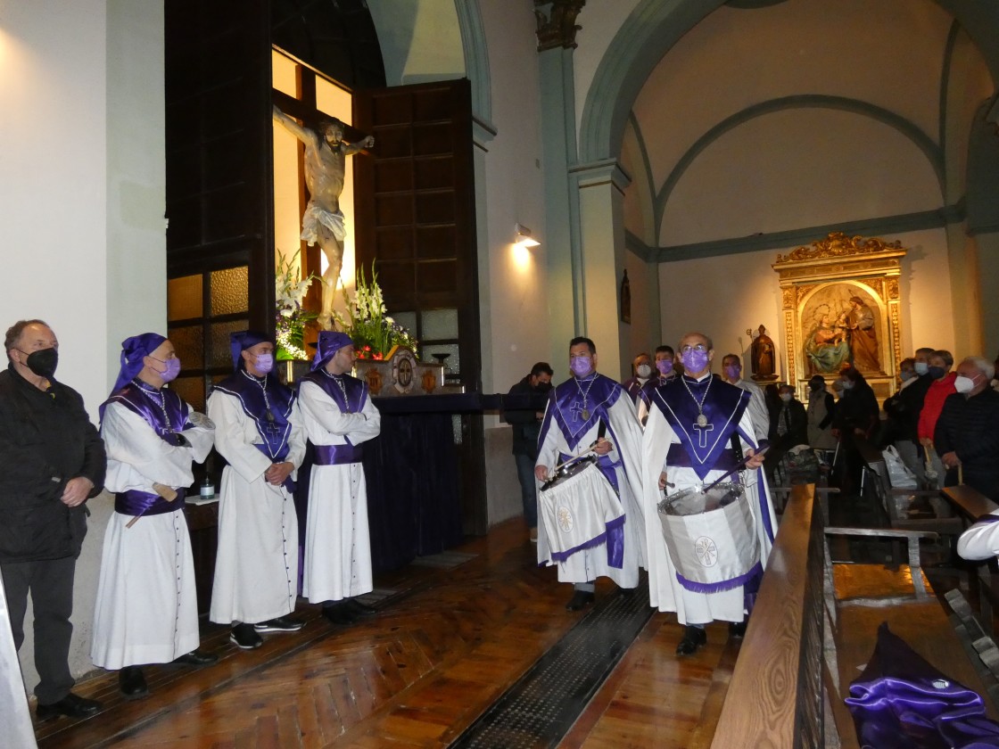 La lluvia obliga a celebrar el Vía Crucis del Cristo del Amor en la iglesia de San Andrés en Teruel