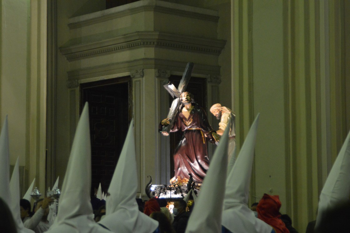 Un diluvio impide la salida del Nazareno, que inunda Santa María la Mayor con su aroma y color