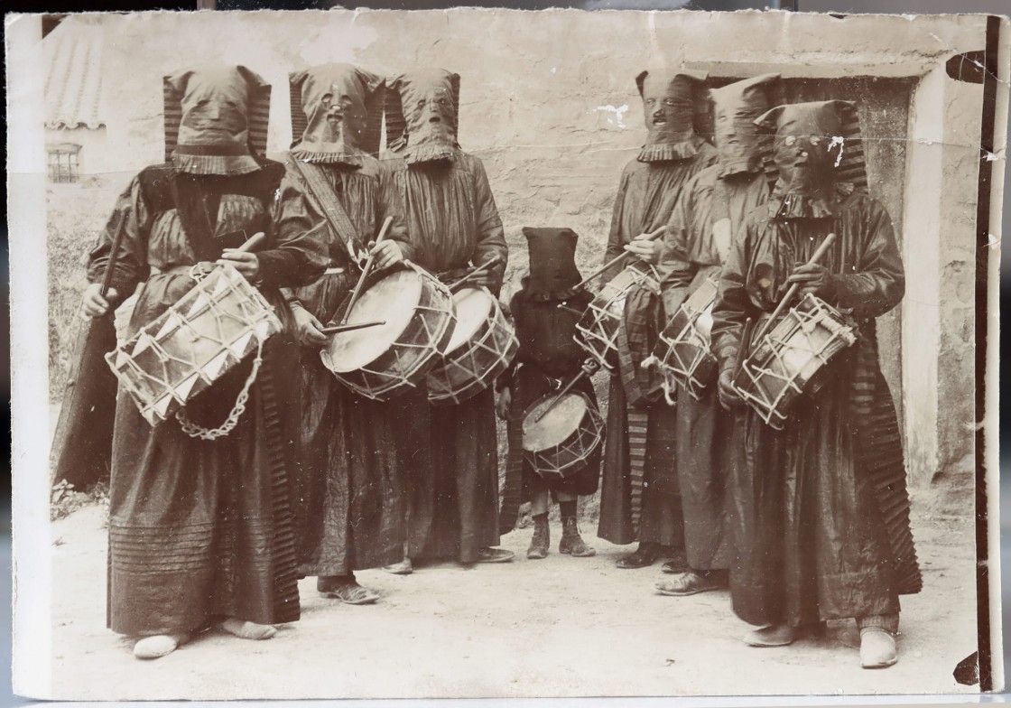 Una foto de la familia Bernad remonta los tambores de Albalate del Arzobispo al menos a 1890