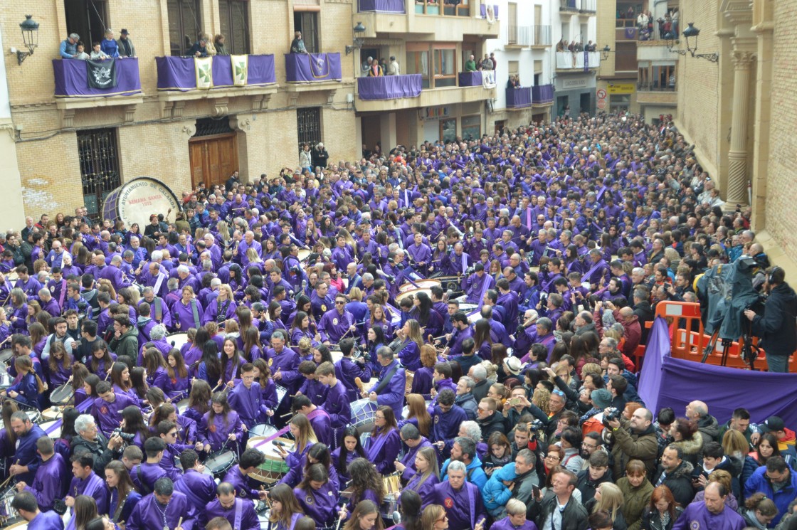 La rompida de Calanda vuelve a la plaza España con un guiño a Luis Buñuel