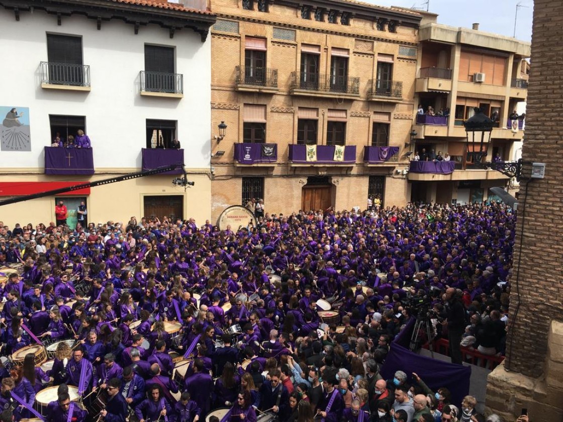 Lara Dibildos rompe la hora en Calanda con la imagen de Buñuel presidiendo la plaza