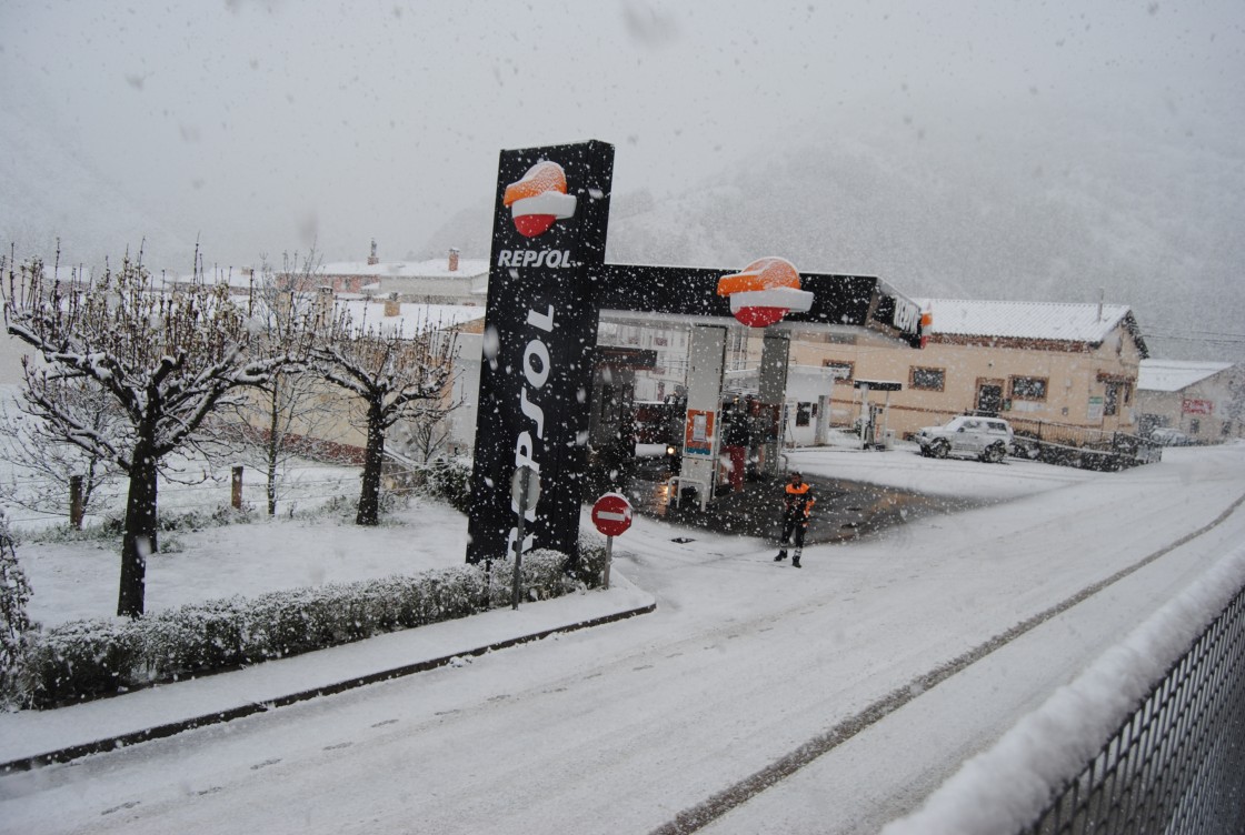 La nieve de primavera caída en amplas zonas de la provincia dificulta la circulación en las zonas altas