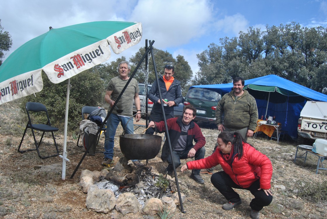 Los cellanos desafían al viento y la lluvia para disfrutar del Calvario más esperado