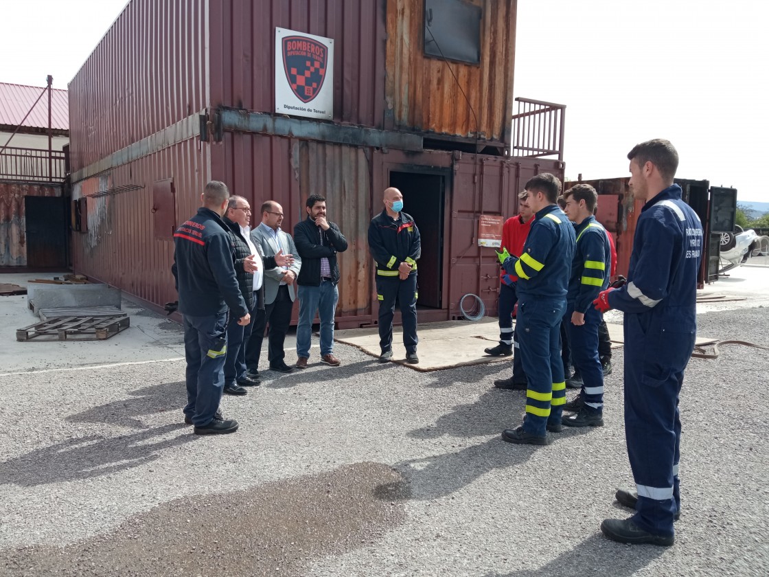 Quince alumnos del ciclo de Emergencias y Protección Civil del CPIFP San Blas realizan sus prácticas en el parque de bomberos de la DPT