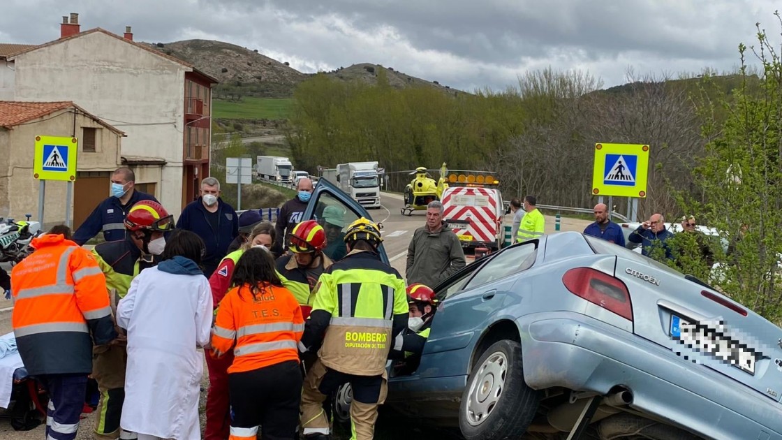 Un herido al colisionar un turismo y un camión en la N-211 a la altura de Castel de Cabra