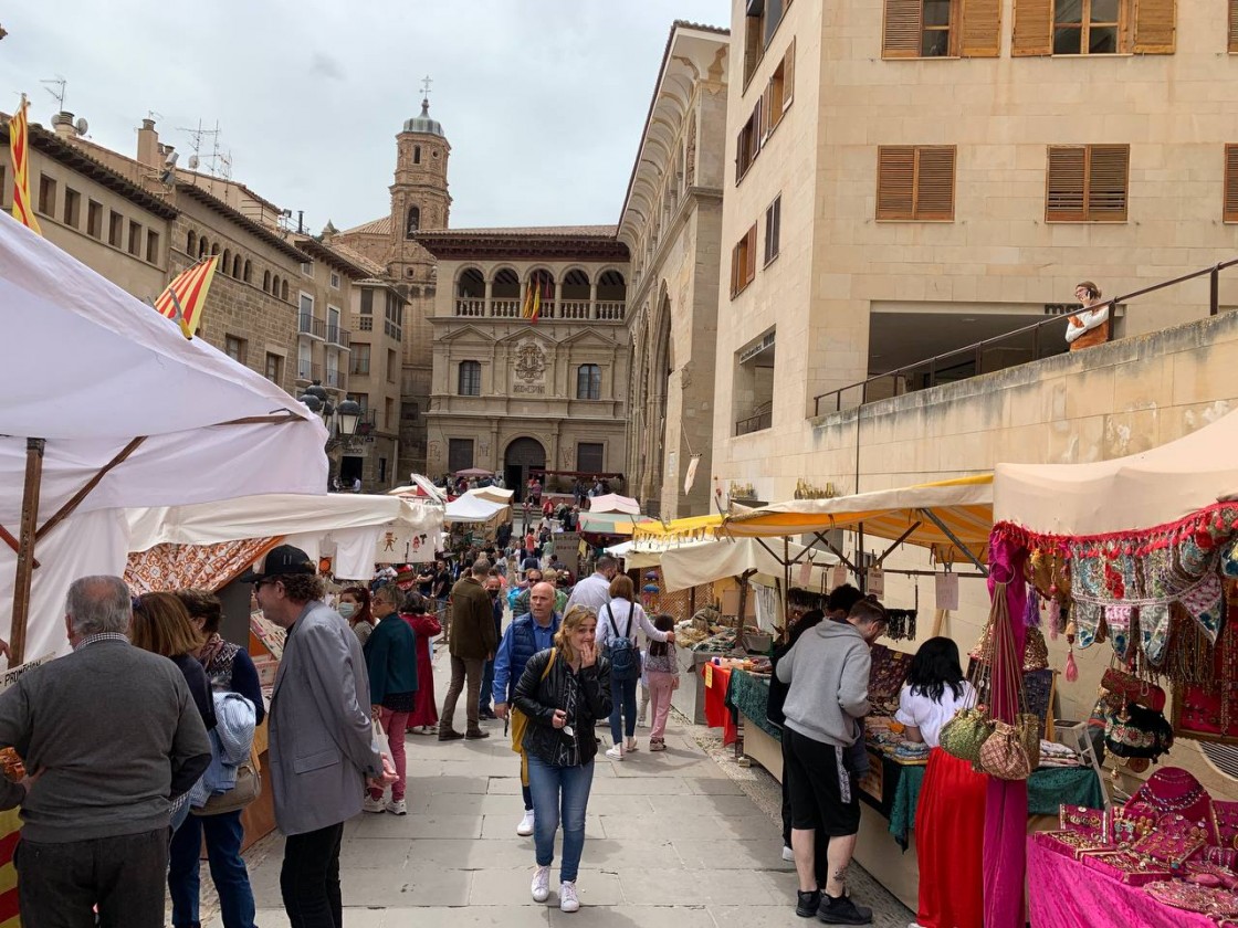 Las calles de Alcañiz viajan al pasado con  el mercado medieval