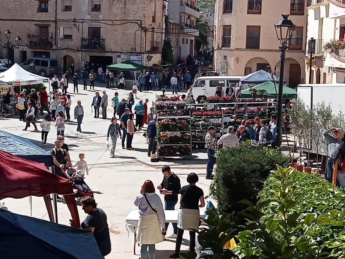 La agricultura local se reúne con éxito en la Feria del Huerto y el Jardín de La Portellada