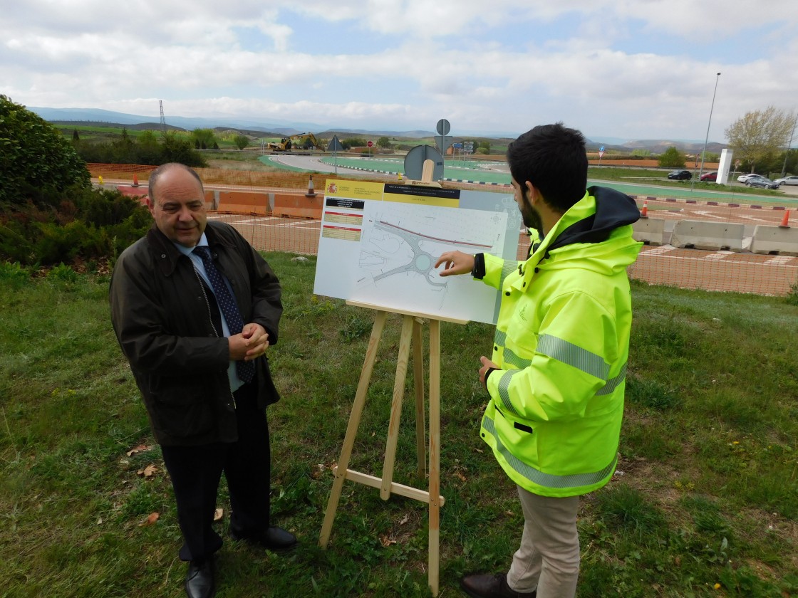 La rotonda de la N-234 a la entrada de Teruel por Dinópolis estará disponible en tres meses