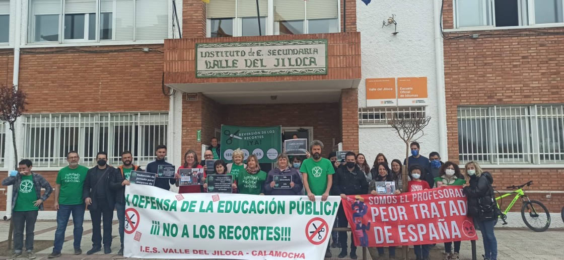 Profesores turolenses se concentran por una educación pública de calidad