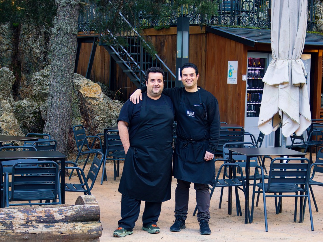 El mojo canario se cuela en la carta del restaurante del campin de Bronchales