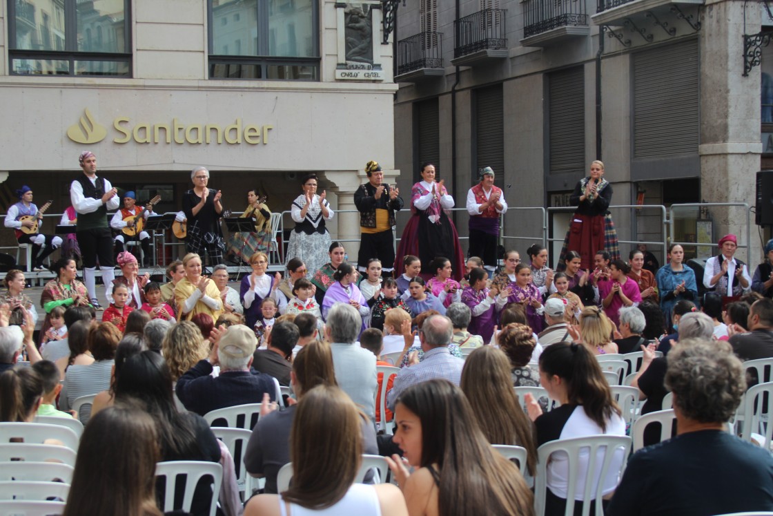 La gala de fin de curso de Amigos de la Jota rinde homenaje a Teodoro Biel