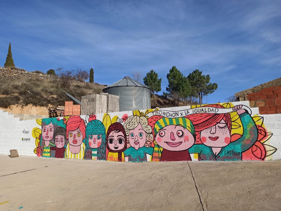 Nuevos murales de Elena Castillo a favor de la igualdad de género en Tronchón y Alacón