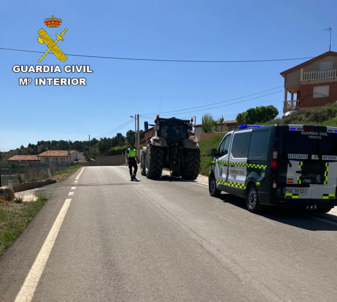 Sorprendida una niña de diez años conduciendo un tractor acompañada por su padre en Burbáguena