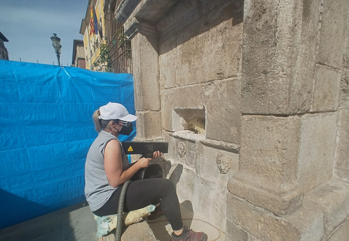 Láser para limpiar la pátina que el tiempo ha dejado sobre  las fuentes históricas de Teruel capital