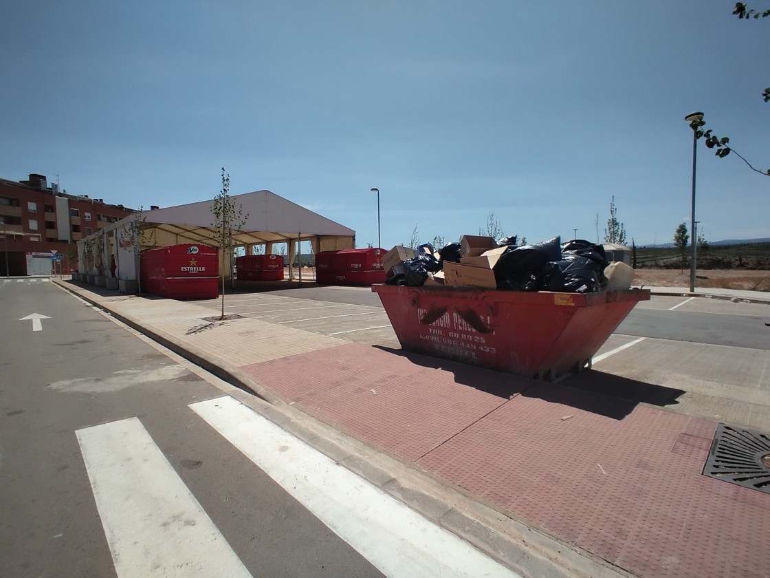 Quejas ciudadanas por los restos del botellón en las cercanías de la carpa de las fiestas del Ensanche