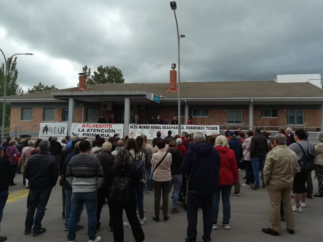 Casi 300 personas se concentran de nuevo en Utrillas por la falta de médicos