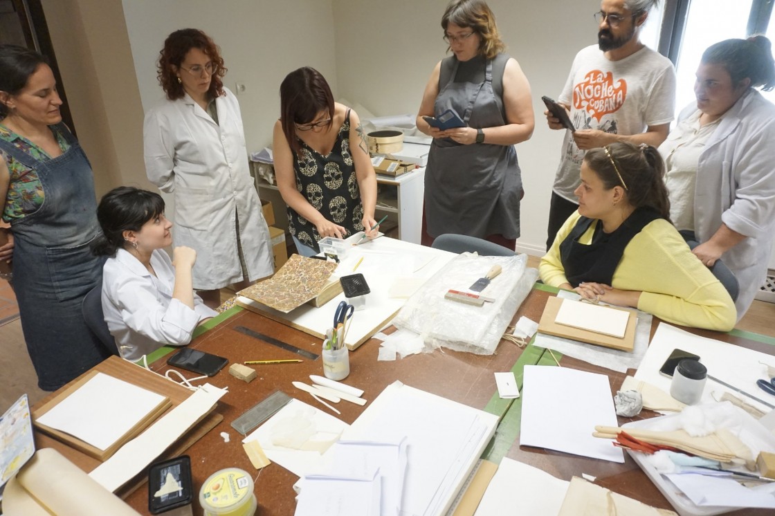 Los alumnos de encuadernación recuperan en Albarracín lomos de antiguos misales y cantorales