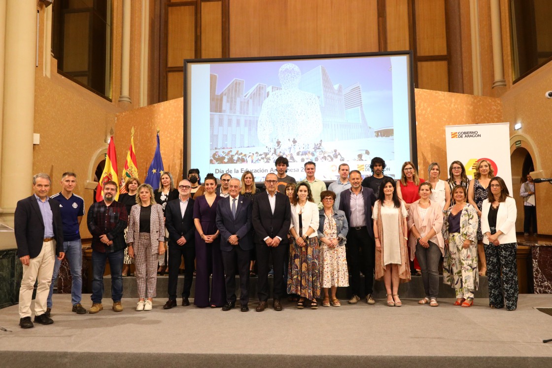 El colegio Gloria Fuertes y el centro de adultos Isabel de Segura, galardonados en el Día de la Educación