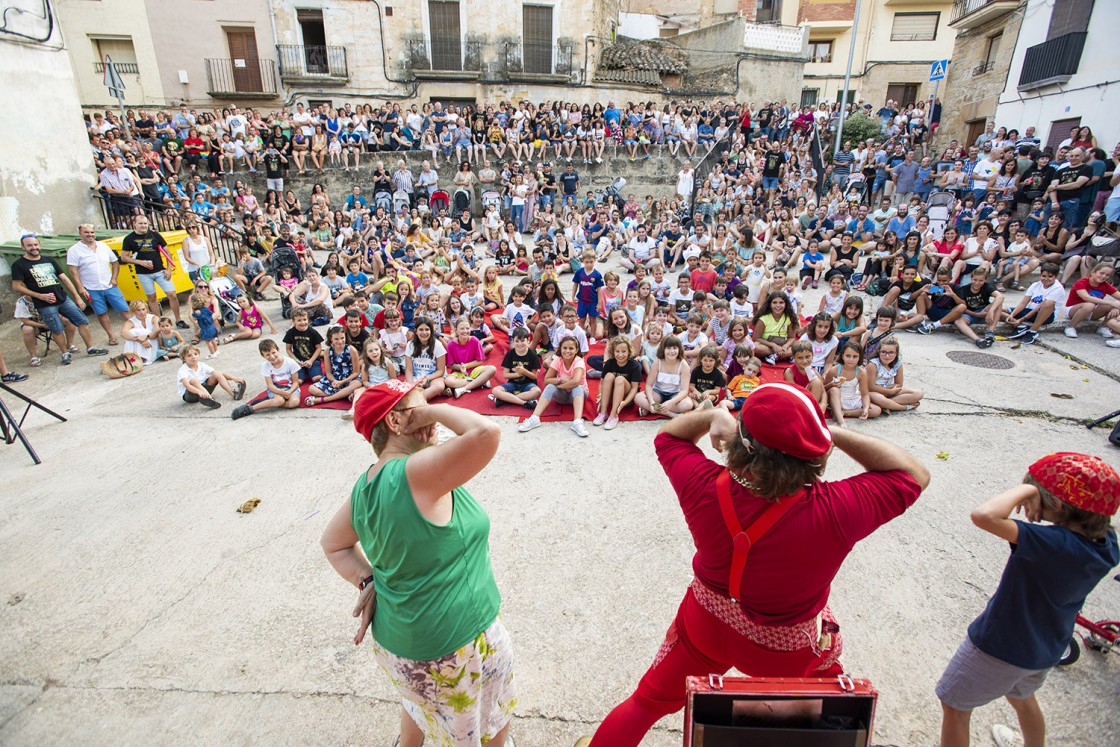 La Nit en Blanc vuelve a la normalidad con danza, humor, teatro y fuego