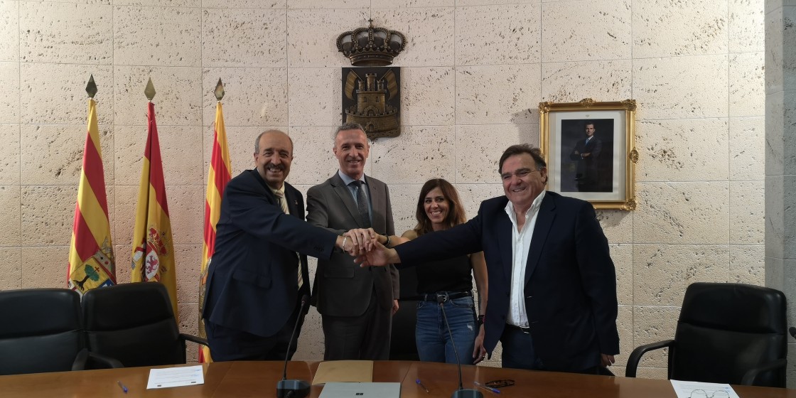 La Uned formaliza el convenio con el Ayuntamiento de Calamocha para poner en marcha el aula extendida