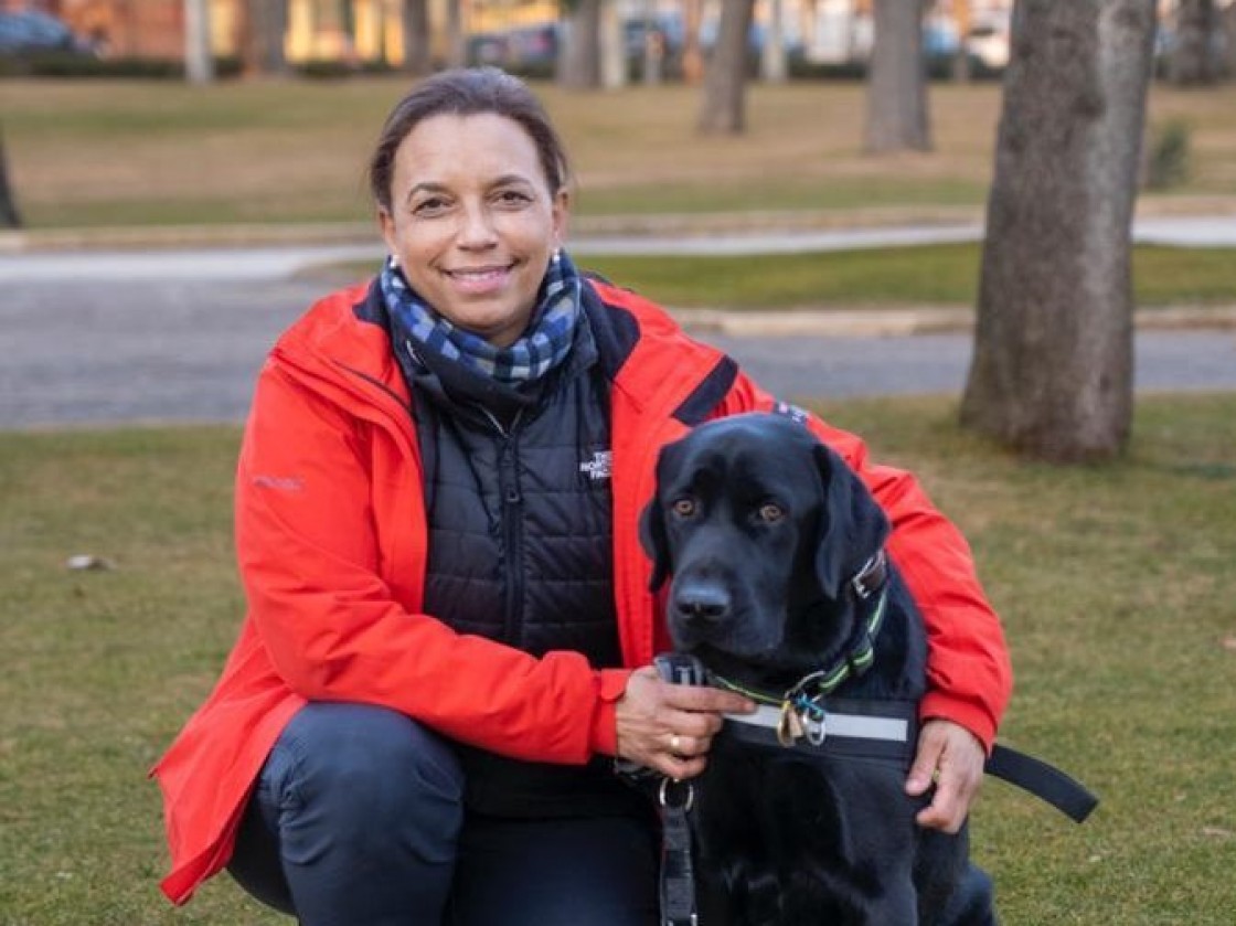 Elisenda Stewart, instructora de la Fundación Once del Perro Guía: “El perro guía, a diferencia del bastón, evita que el usuario colisione o golpee el mobiliario”