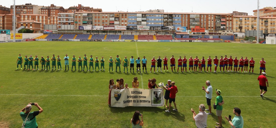 Los veteranos del CD Teruel imponen  al Tomelloso en el Memorial Santiago Rueda