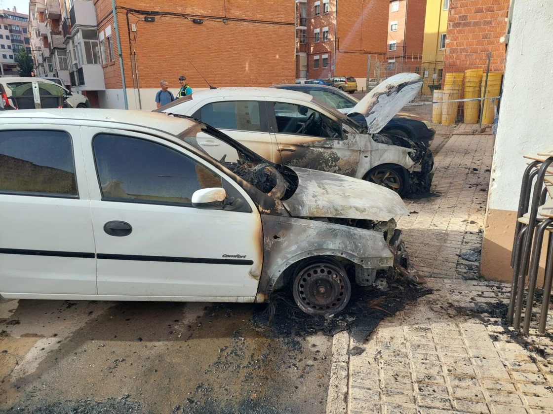 Arden dos coches por causas desconocidas en la calle Miguel de Cervantes de Teruel