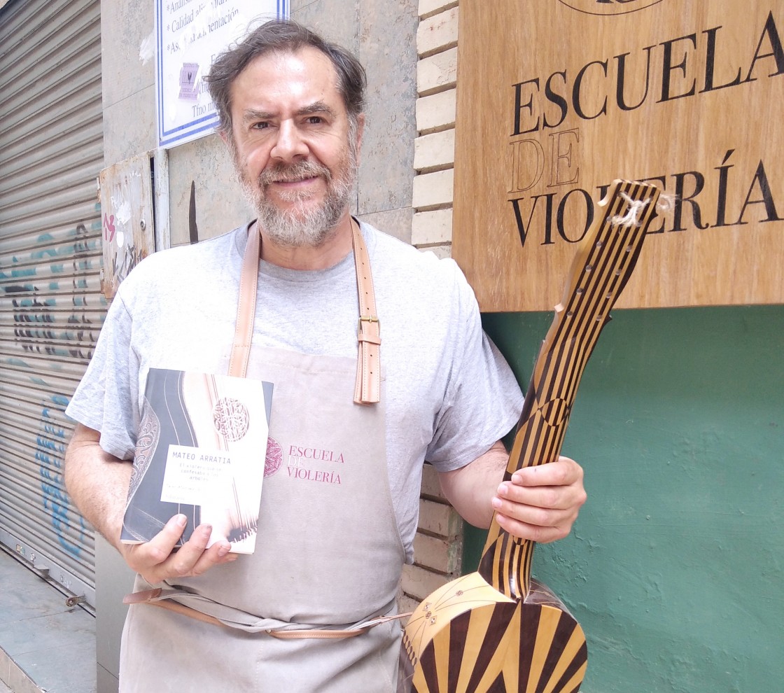 Javier Martínez presenta su novela sobre el luthier Mateo Arratia en el Museo de Teruel