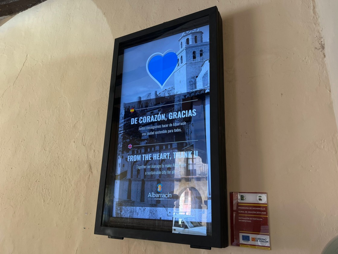 El PP critica la pantalla digital que ha instalado el Ayuntamiento de Albarracín en la fachada del consistorio