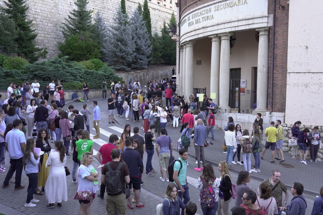 Más de 3.000 maestros opositan este sábado en Teruel en una ciudad sin plazas de hotel al coincidir con el Congreso del Toro de Cuerda