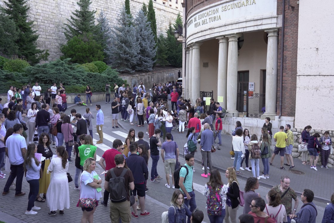 Más de 3.000 maestros opositan este sábado  en Teruel en una ciudad sin plazas de hotel al coincidir con el Congreso del Toro de Cuerda