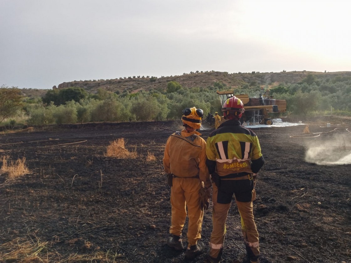 Una cosechadora desencadena un incendio en un campo de labor en Albalate