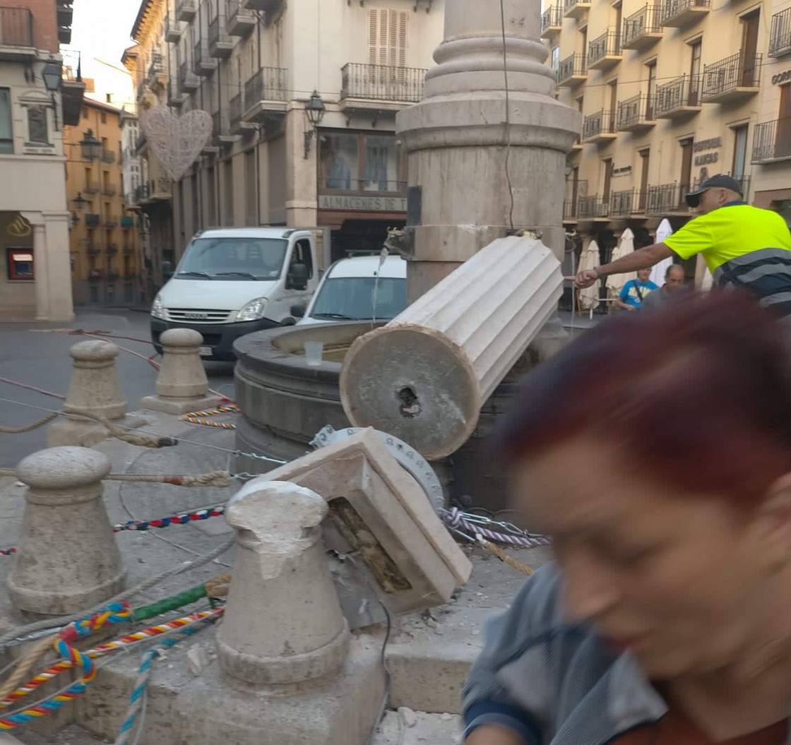 Teruel amanece con el Torico y parte de la columna que lo sustenta, derribados