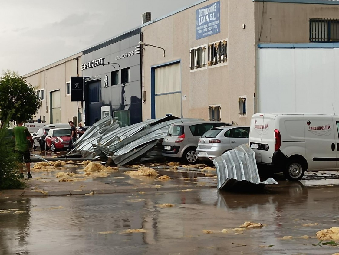 Un tornado acompañado de agua  y granizo causa destrozos en naves industriales y parques de Alcañiz