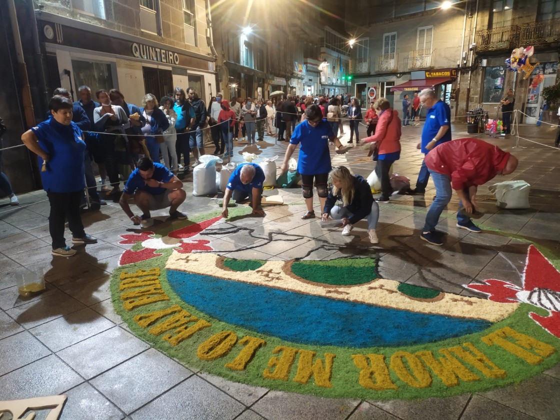 Aguaviva luce un Puente Cananillas de serrín en las Alfombras del Corpus de Ponteareas