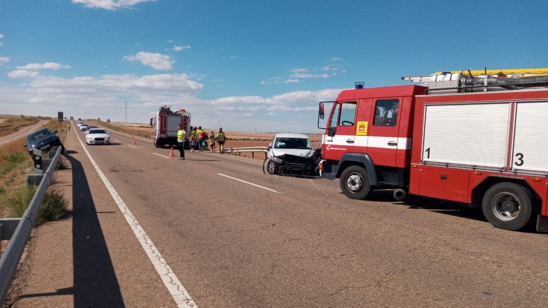 Un accidente entre tres turismos y un camión de gran tonelaje en Azaila se salda con un herido