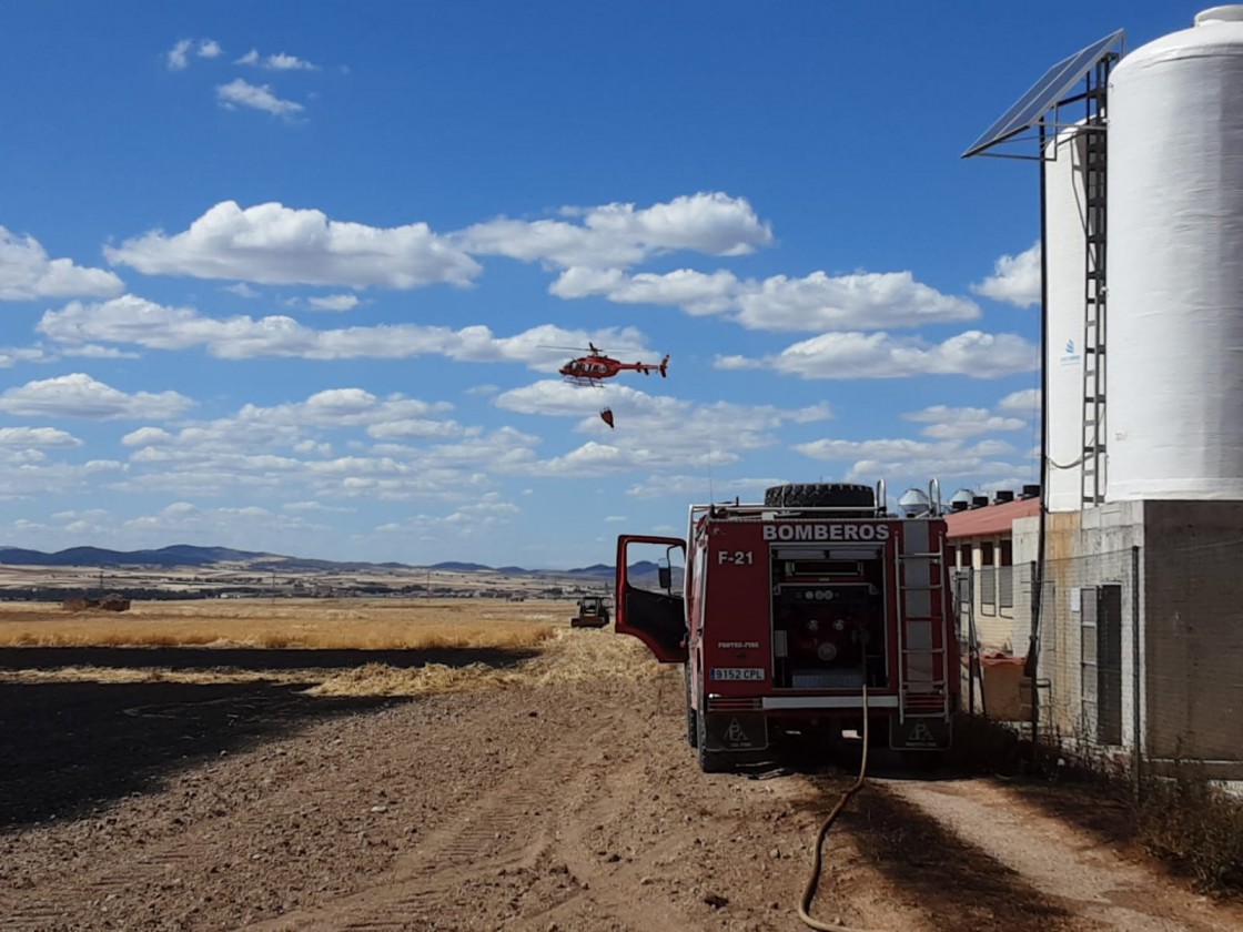 Sofocado un incendio que amenazaba a una explotación de porcino entre El Poyo del Cid y Fuentesclaras