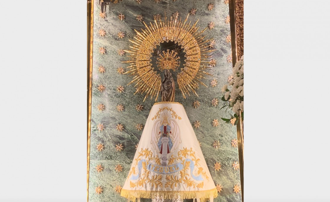 La Virgen del Pilar luce el manto de Teruel con el Torico y el Santo Ángel  Custodio