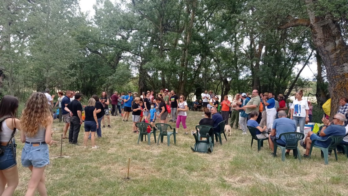 Unas 150 personas se reúnen junto al río Aguasvivas para reivindicar que siga limpio