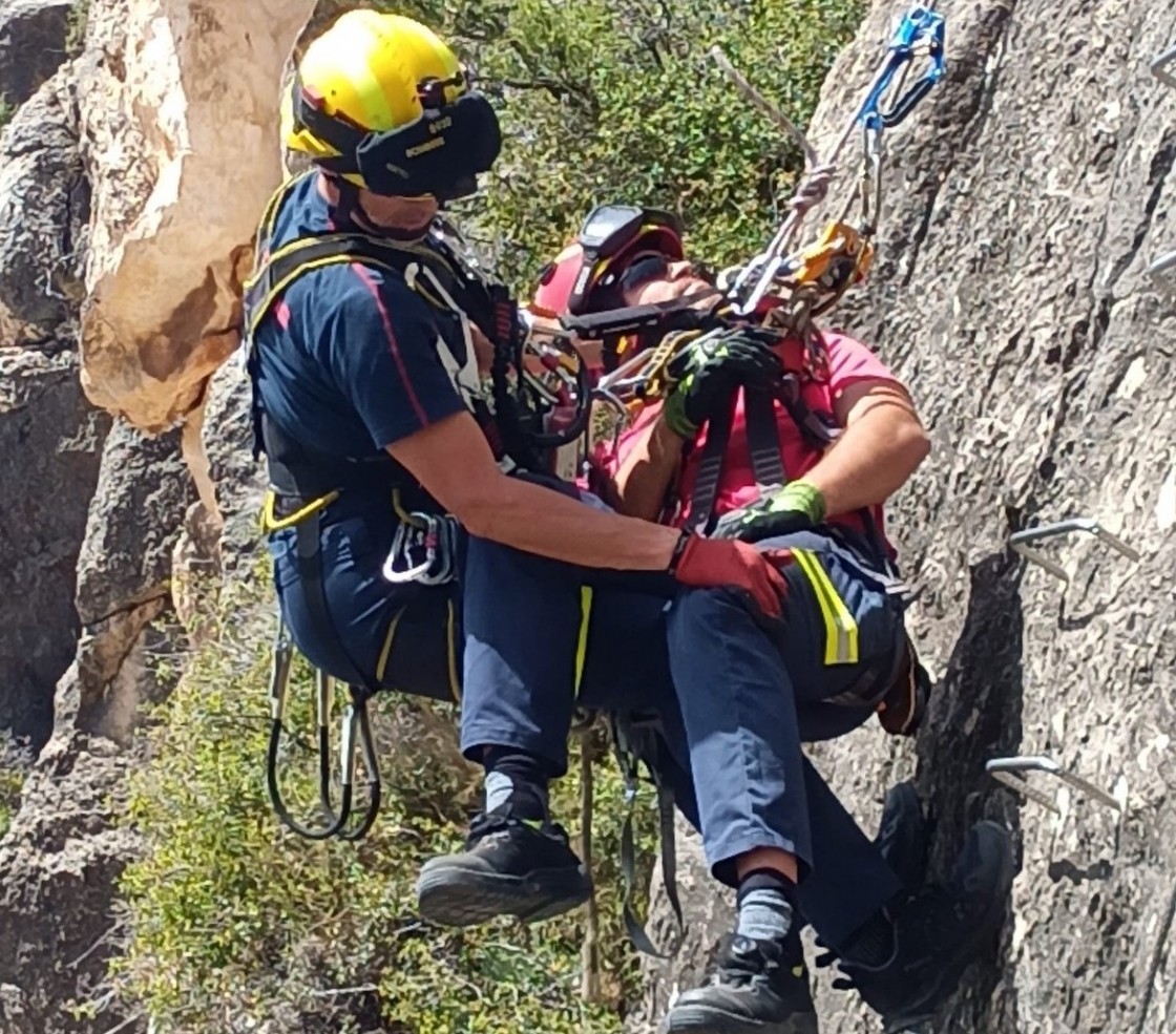 Bomberos de la Diputación realizan una práctica de rescate en altura en la Vía Ferrata de Cuevas de Cañart