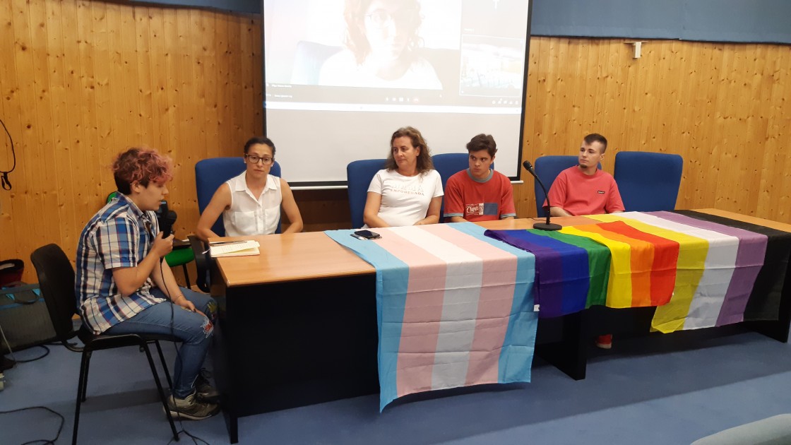 Una mesa redonda sobre la juventud trans abre los actos del Orgullo LGTBIQ en Teruel: “No todo es azul o rosa ni todo es vagina o pene. Somos muy diversos”