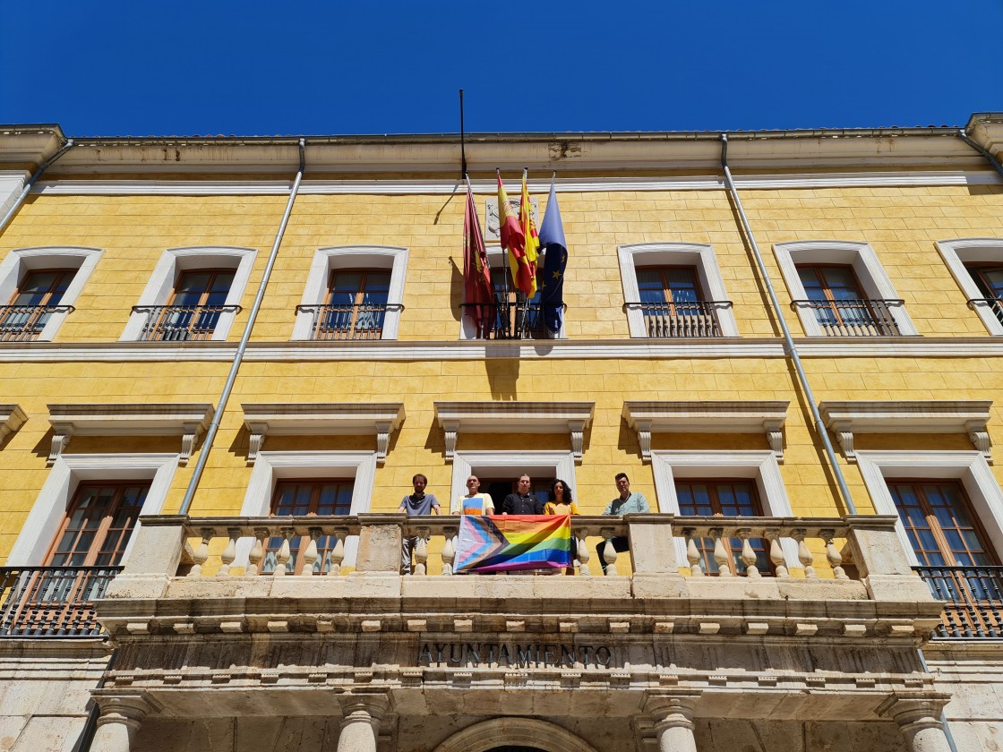 El Ayuntamiento de Teruel colabora en la semana del Orgullo LGTBIQ+ y coloca la bandera en el balcón municipal