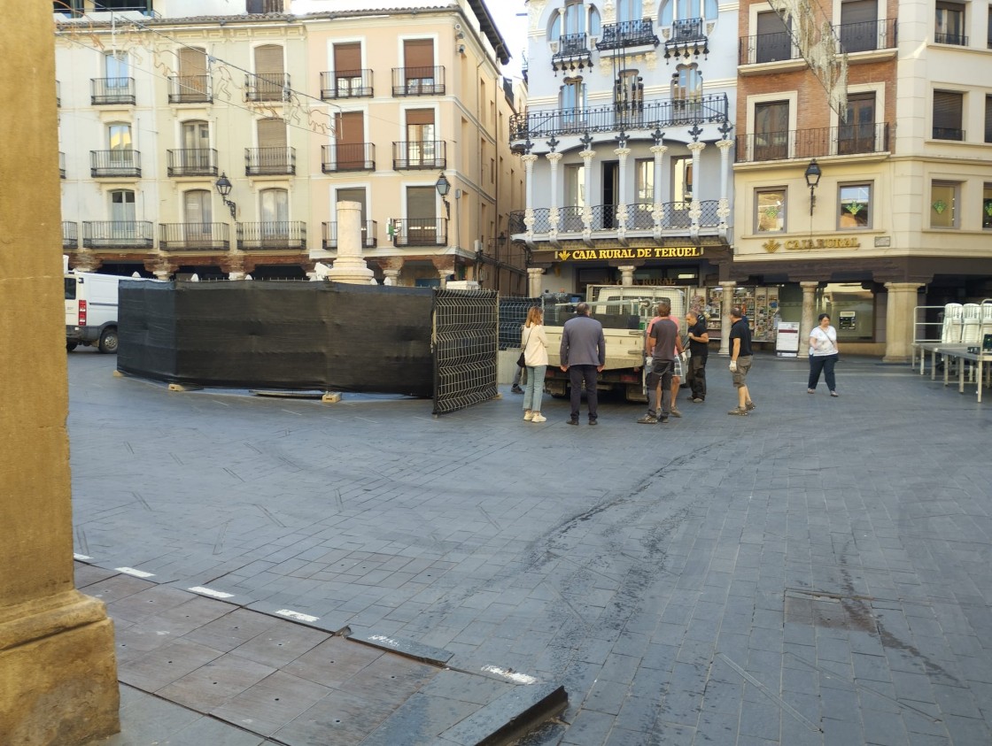 Arranca la restauración del fuste de la plaza del Torico tras recibir el visto bueno de Patrimonio