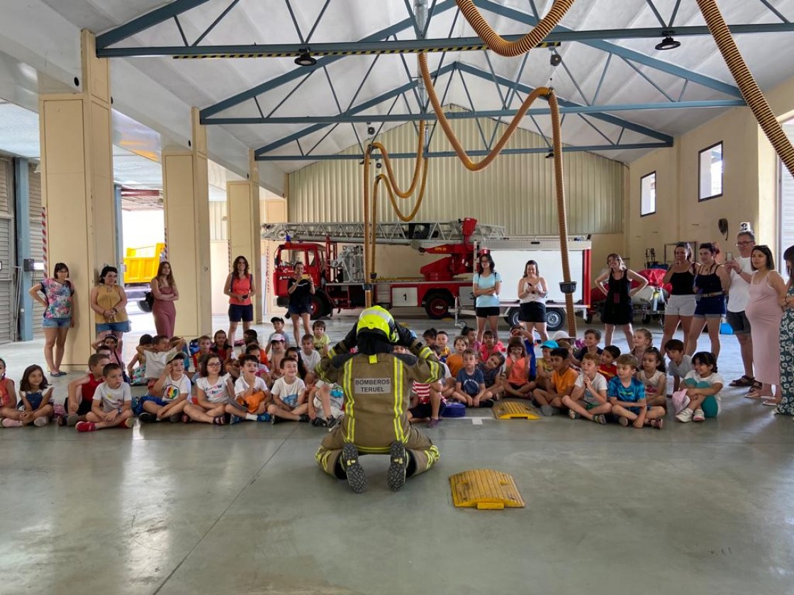 Escolares de 25 centros de la provincia conocen la labor de los bomberos de la Diputación de Teruel