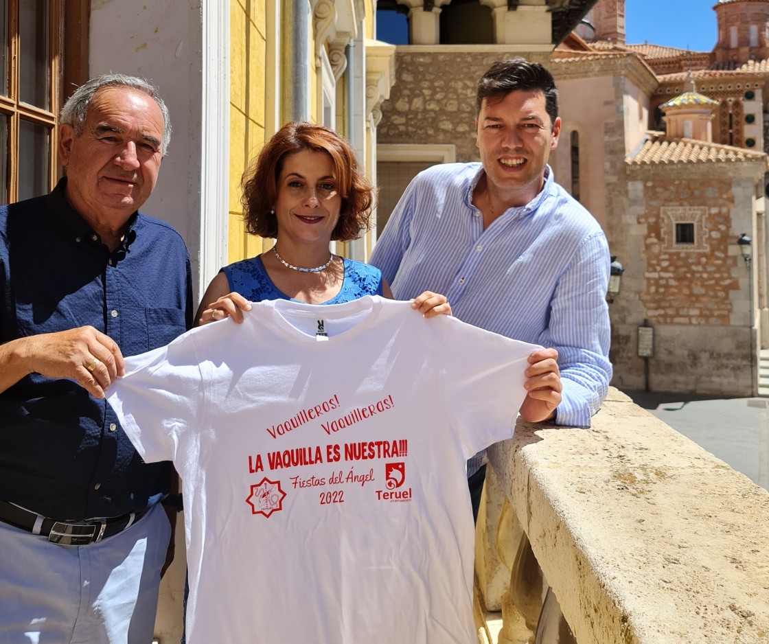 El Ayuntamiento de Teruel regala camisetas a los peñistas con motivo del retorno de las fiestas