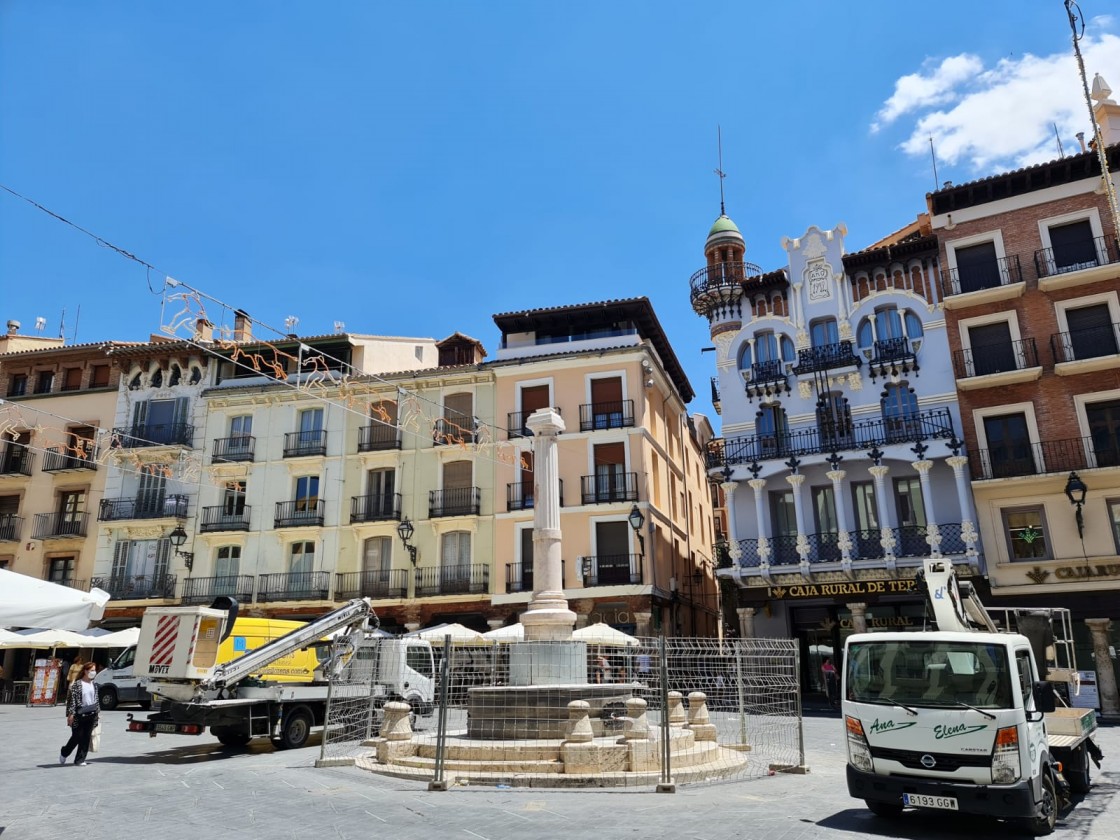 La columna que cayó el 19 de junio vuelve a la plaza del Torico