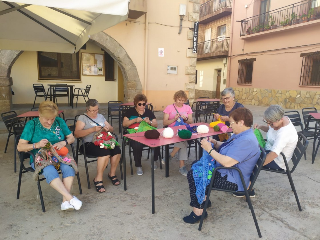 Las mujeres de Tramacastilla tejen arte y relaciones sociales gracias al ganchillo