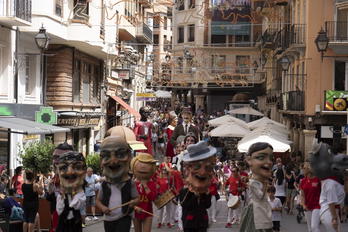 La Comparsa de Gigantes y Cabezudos, una gran familia que crece  con nuevos integrantes, sale a la calle por las Fiestas del Ángel